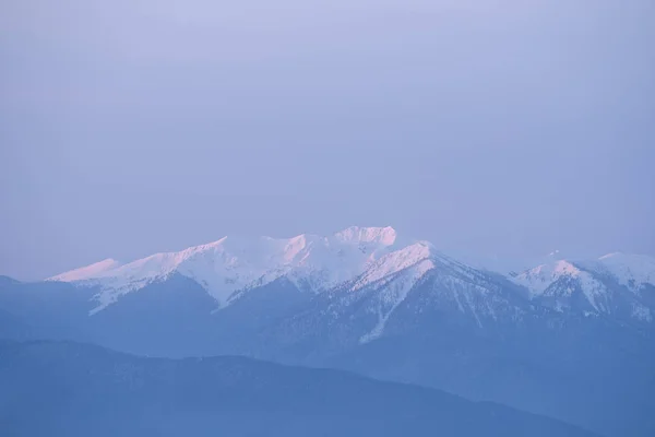 雪の山頂の様子朝夜明け日光と冬の風景です 自然の中のパステル カラー — ストック写真