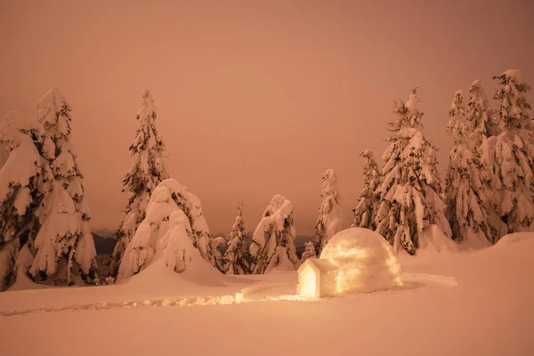 Schnee Iglu Winter Den Bergen Nachtlandschaft Mit Schneeverwehungen Nach Schneefall — Stockfoto