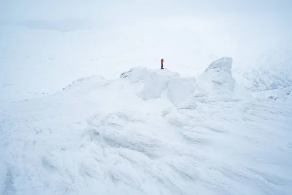 在雪山上的冬季徒步旅行 大雪和云层的恶劣天气 旅游摄影师拍摄照片 — 图库照片