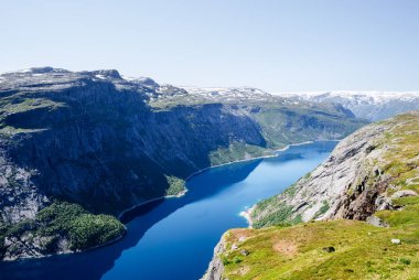 Ringedalsvatnet - Norveç'te mavi göl. Trolltunga izi görüntüleyin. Güneşli havalarda Norveç manzara