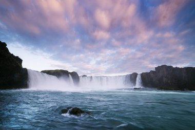 Godafoss şelale. İzlanda'nın ünlü turistik. İle bir çağlayan nehir ve güzel bir gökyüzü günbatımı manzara