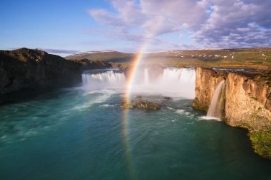 Godafoss - İzlanda şelaleler biri. Ünlü turistik. Güneşli havalarda bir gökkuşağı, yaz yatay