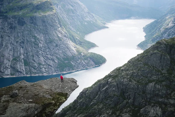 Trolltunga Roca Del Acantilado Sobre Lago Ringedalsvatnet Noruega Chica Turista — Foto de Stock