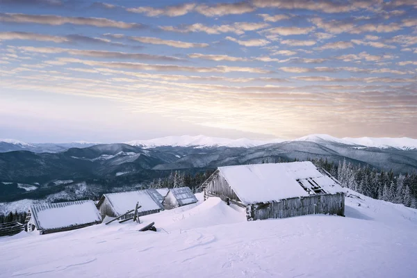 Nascer Sol Inverno Nas Montanhas Velhas Cabanas Madeira Neve — Fotografia de Stock