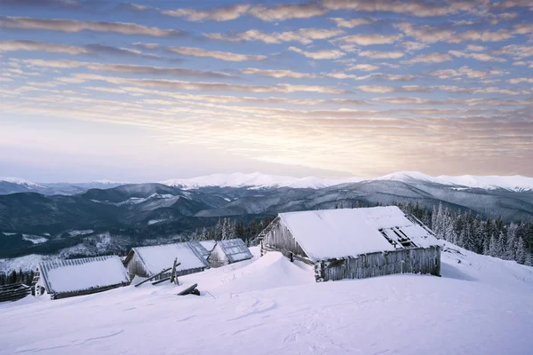 Winter Zonsopgang Bergen Oude Houten Hutten Sneeuw — Stockfoto