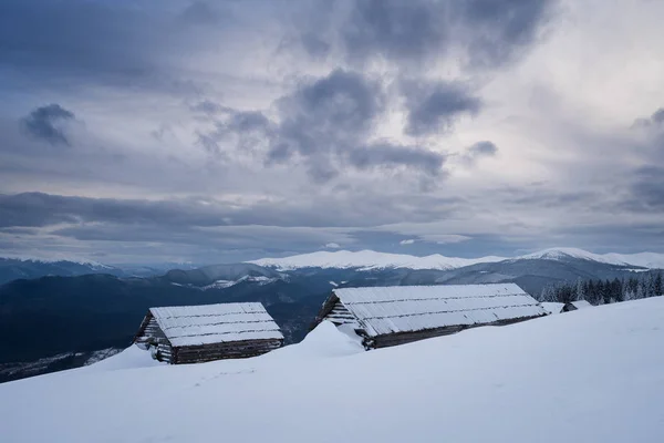 Cabañas Montaña Nieve Paisaje Invernal Con Cielo Tormentoso Tiempo Severo — Foto de Stock