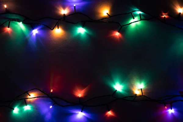 Weihnachtsbeleuchtung Hintergrund Neujahrskonzept Leuchtende Girlanden Dunkeln Flache Lage Draufsicht — Stockfoto