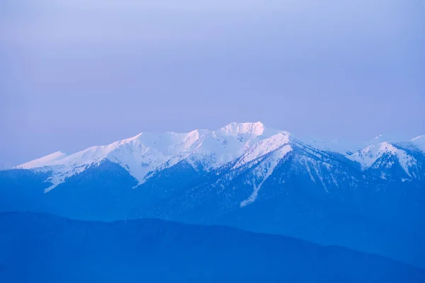 Besneeuwde Bergtop Achtergrond Van Winter Met Kopie Ruimte Voor Tekst — Stockfoto