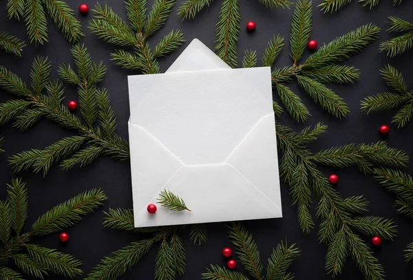 新年あけましておめでとうございますカード クリスマス背景コピーのテキストのための領域 モミの枝とヒイラギの果実からの装飾 挨拶と手紙 — ストック写真