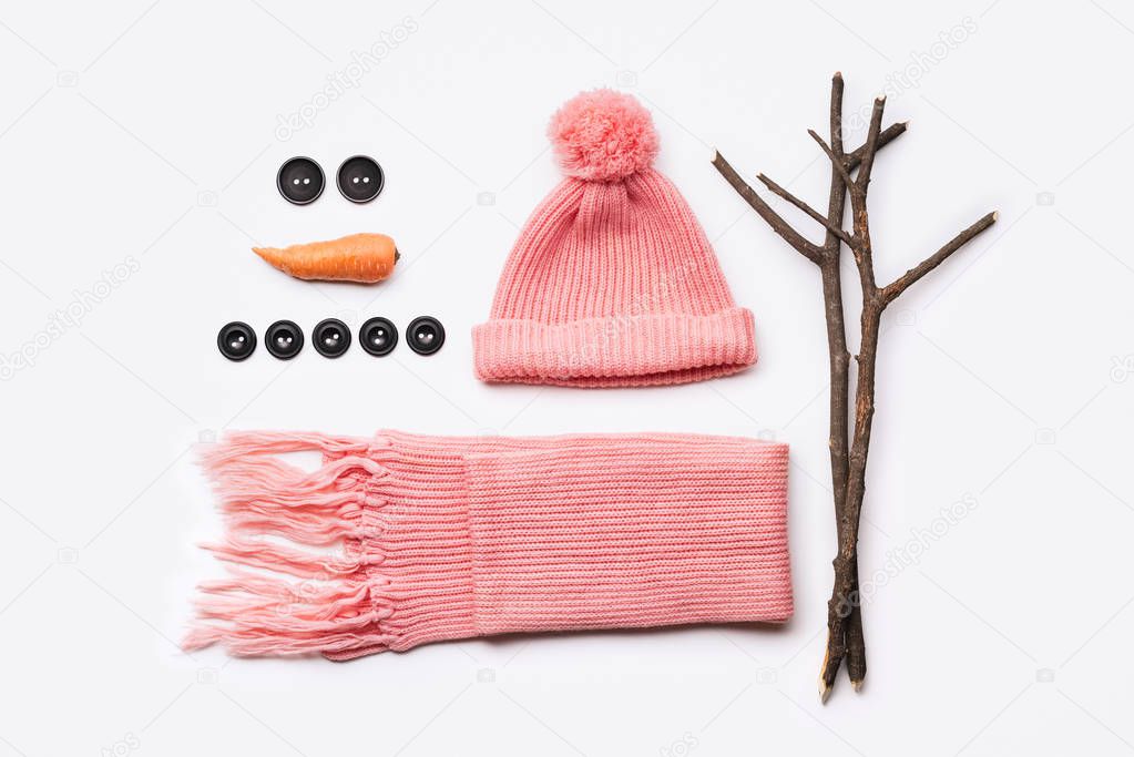 Instructions for the design of a snowman. Hat, scarf, carrot, buttons and tree branches - set for winter fun