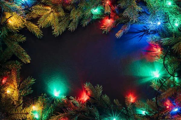 Weihnachtsbeleuchtung Mit Tannenbaum Dekorrahmen Auf Schwarzem Hintergrund Flache Lage Draufsicht — Stockfoto