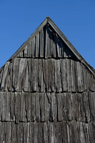 Old roof made of wood. Traditional rural architecture. Background for design. Carpathians Mountains, Ukraine — Stock Image Old Roof Made Wood Traditional Rural Architecture Background Design Carpathians Stock Picture