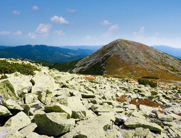 山の風景 斜面の石 日当たりの良い夏の天気 山頂で見る — ストック写真