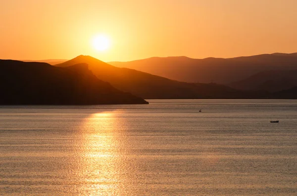 丘の背後に夕日と海の風景 海と山の静かな景色 — ストック写真