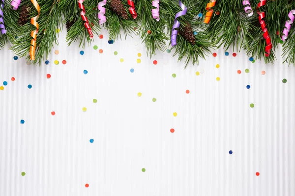 Borda Natal Com Ramos Abeto Confete Correntes Festivas Contexto Branco — Fotografia de Stock