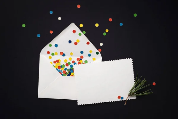 Umschlag Mit Weihnachtsgrußkarte Und Festlichem Konfetti Auf Schwarzem Hintergrund Leere — Stockfoto