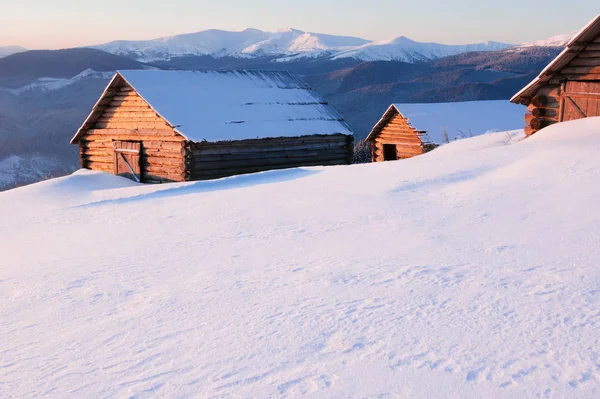 山里の冬 丘の上の古い木製の小屋 日当たりの良い凍りつくような朝 雪を頂いた山のビュー — ストック写真