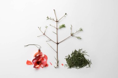 Noel tatili bitti. Noel top ve düşmüş Çam iğneleri beyaz arka plan üzerinde kırık. Düz yatıyordu, en iyi görünümü