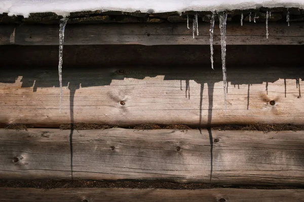 Fundo Primavera Com Espaço Cópia Icicles Telhado Uma Velha Casa — Fotografia de Stock