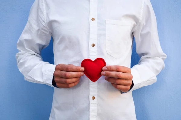 Czerwony Valentine Rękach Faceta Białej Koszuli Pod Ścianą Niebieski Szczęśliwy — Zdjęcie stockowe