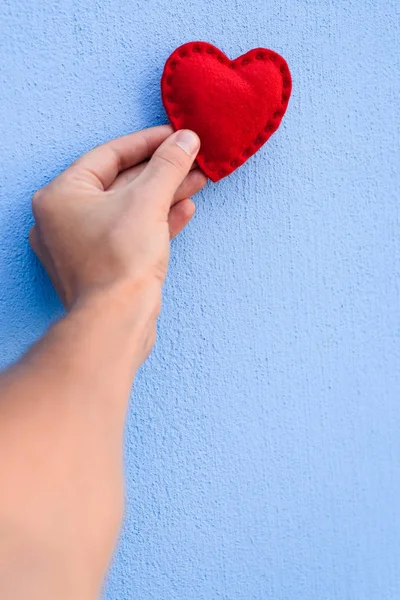 Cuore San Valentino Rosso Nella Mano Ragazzo Uno Sfondo Blu — Foto Stock