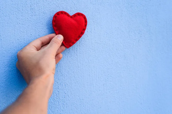 Coração Valentim Vermelho Mão Cara Fundo Azul Feliz Dia Dos — Fotografia de Stock