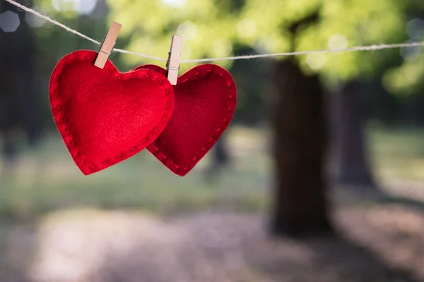 Valentijnskaart Twee Rode Harten Een Onscherpe Achtergrond Het Park Feestelijke — Stockfoto