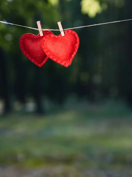 Cartão Dia Dos Namorados Dois Corações Vermelhos Num Fundo Desfocado — Fotografia de Stock