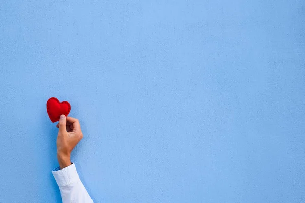 Coração Valentim Vermelho Mão Homem Fundo Parede Azul Cartão Saudação — Fotografia de Stock
