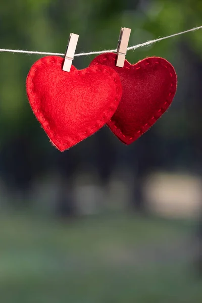 Valentijnsdag Kaart Het Rode Hart Hand Van Jongens Tegen Achtergrond — Stockfoto