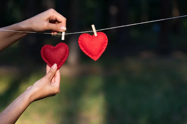 Biglietto San Valentino Cuore Rosso Nei Ragazzi Mano Sullo Sfondo — Foto Stock