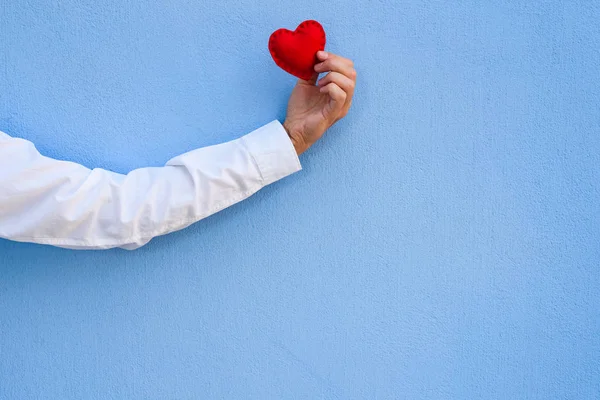 Biglietto San Valentino Cuore Rosso Nei Ragazzi Mano Sullo Sfondo — Foto Stock