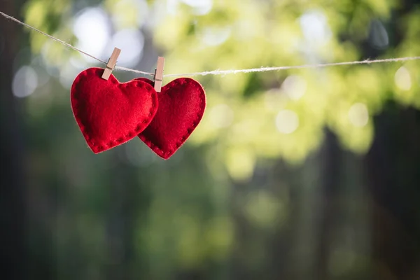 День Святого Валентина Листівка Червоне Серце Руках Тлі Блакитної Стіни — стокове фото
