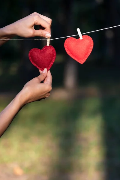 Biglietto San Valentino Cuore Rosso Nei Ragazzi Mano Sullo Sfondo — Foto Stock