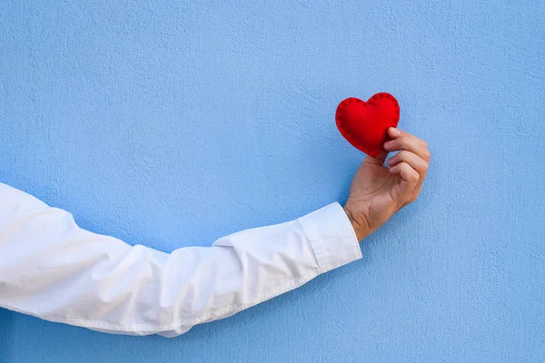 Valentýna Karty Červené Srdce Ruce Kluků Pozadí Modré Zdi Opy — Stock fotografie
