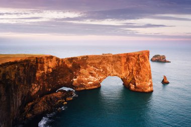 Yarımada Dyrholaey, köyün Vik çok uzak olmayan bir bakış. Güzel yaz, yatay, kayalık cape ve okyanus. İzlanda Güney sahil