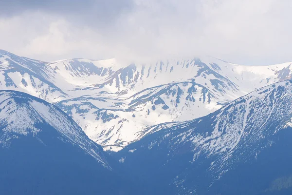 Dağda Ilkbahar Son Eriyen Kar Dağ Zirveleri Sırtlar Doğada Güzellik — Stok fotoğraf