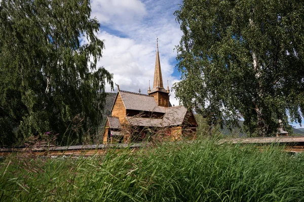Scandinavische houten kerkje in Lom, Noorwegen — Stockfoto