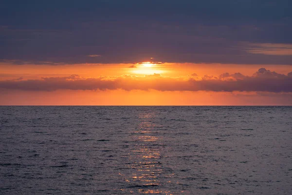 Nascer do sol do mar com céu bonito — Fotografia de Stock