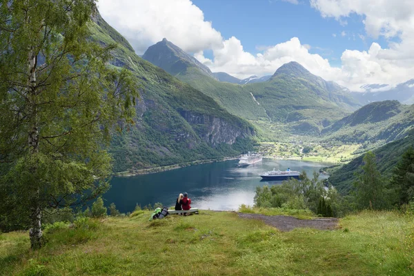 Turisti in visita a Geiranger e Geirangerfjord, Norvegia — Foto Stock