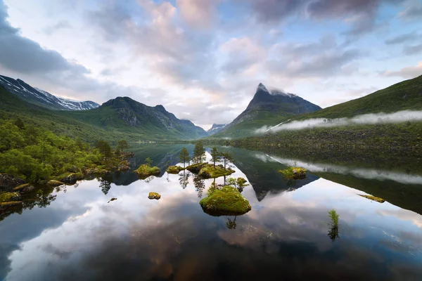 Valle di montagna Innerdalen con lago Innerdalsvatna, Norvegia — Foto Stock