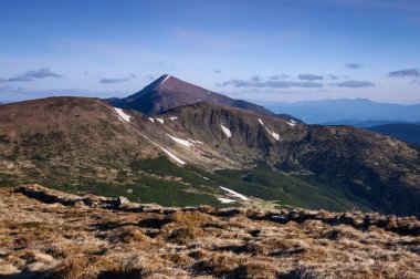 Dağın zirvesine bir görünüm ile Bahar manzara