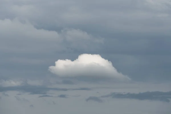 Nube blanca solitaria —  Fotos de Stock