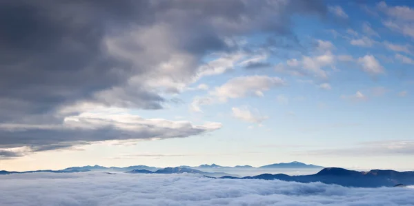 Majestosa vista natural das montanhas nas nuvens — Fotografia de Stock