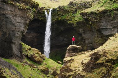 Izlanda 'nın pitoresk vadide kvernufoss Şelalesi