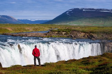 Godafoss şelalede Turist