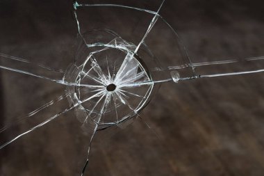 Atıştan sonra camda kurşun deliği