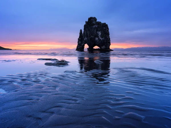 Acantilado de Hvitserkur y reflujo oceánico en Islandia — Foto de Stock