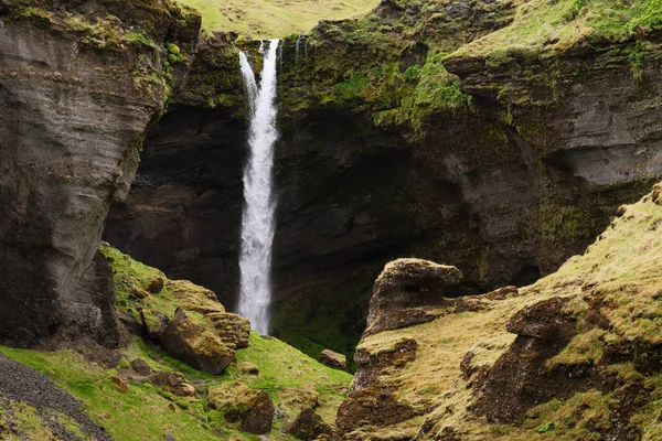 Kvernufoss vattenfall i ravinen, Island — Stockfoto