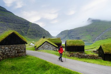 Çim çatılı evleri ile Saksun köyü, Faroe adaları